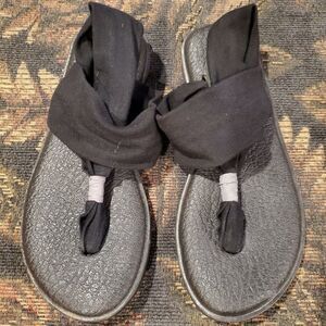 Sanuk Black Yoga Sandals Size 6